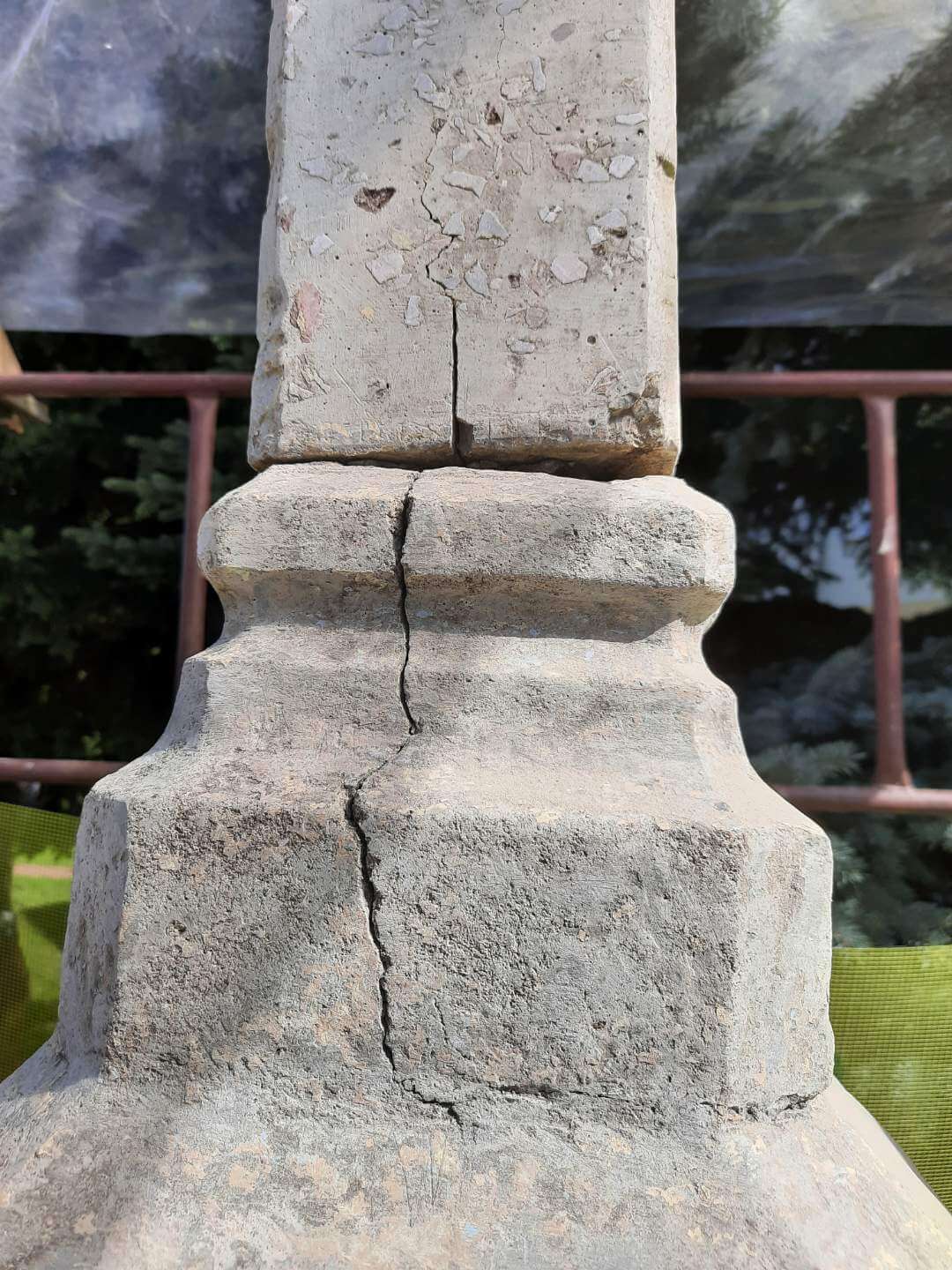 Pomnik w Rykach przed konserwacją, detal